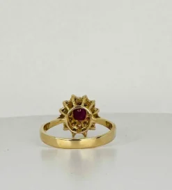 Bague entourage en or jaune et blanc avec rubis ovale et diamants
