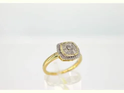 Bague entourage en or jaune avec diamants