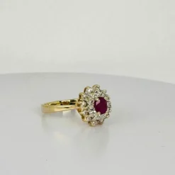 Bague entourage en or jaune et blanc avec rubis ovale et diamants