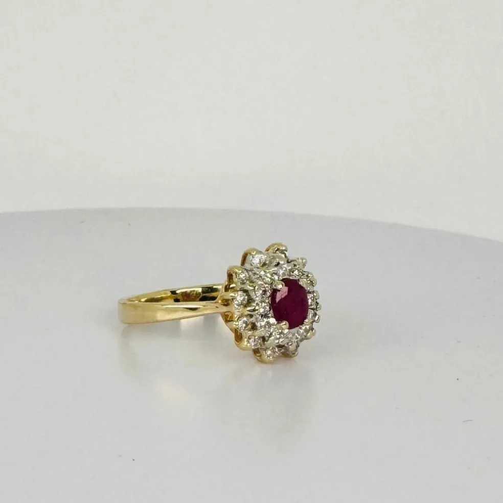 Bague entourage en or jaune et blanc avec rubis ovale et diamants