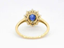 Bague entourage en or jaune avec saphir et diamants