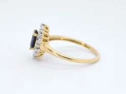 Bague entourage en or jaune avec saphir et diamants