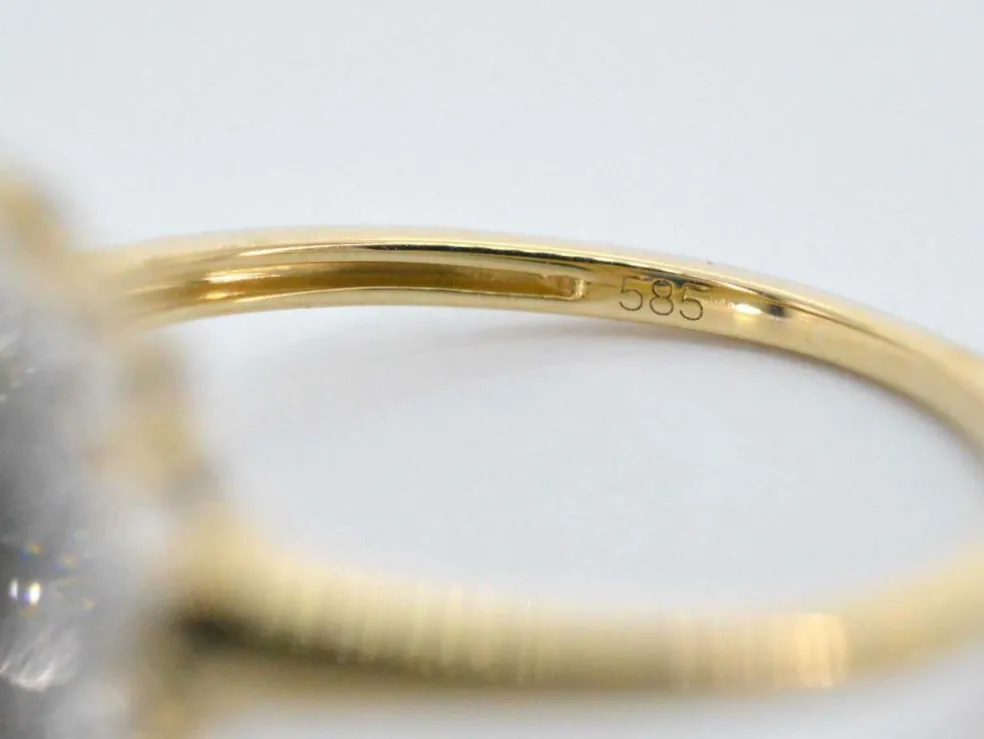 Bague entourage en or jaune avec saphir et diamants