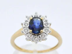 Bague entourage en or jaune avec saphir et diamants