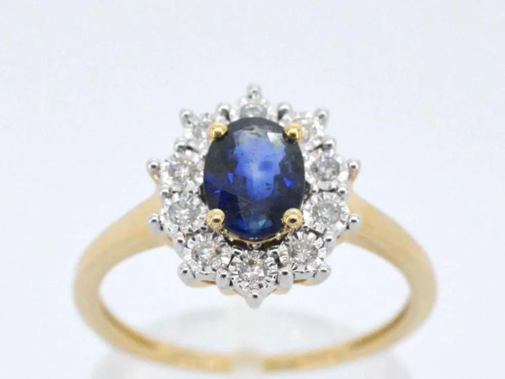 Bague entourage en or jaune avec saphir et diamants