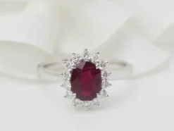 Bague entourage en or or blanc, rubis 0.95ct et diamants