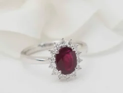 Bague entourage en or or blanc, rubis 0.95ct et diamants
