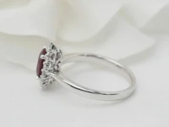 Bague entourage en or or blanc, rubis 0.95ct et diamants