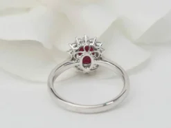 Bague entourage en or or blanc, rubis 0.95ct et diamants
