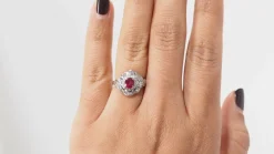 Bague entourage en platine, rubis ovale et diamants