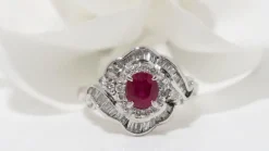 Bague entourage en platine, rubis ovale et diamants