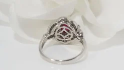 Bague entourage en platine, rubis ovale et diamants