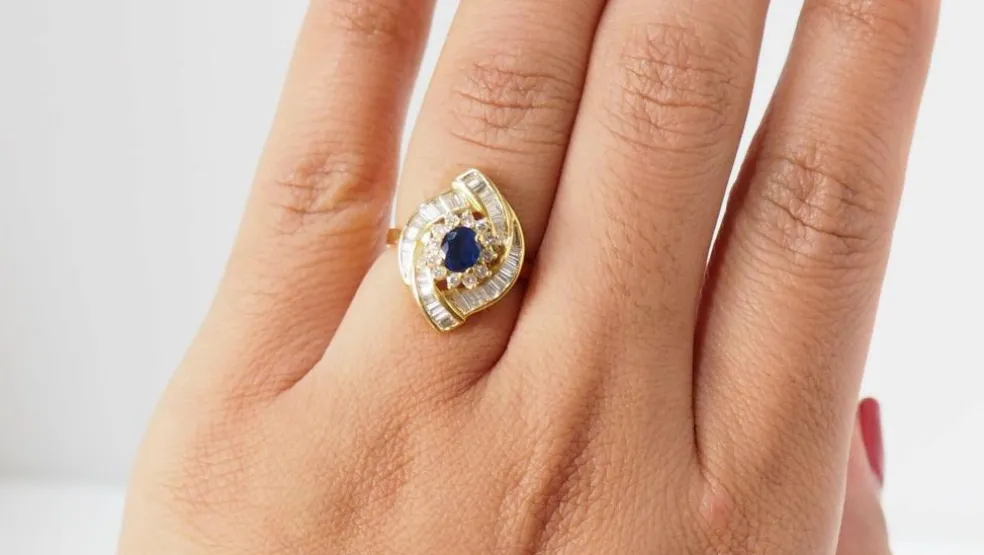 Bague entourage or jaune, saphir et diamants baguettes