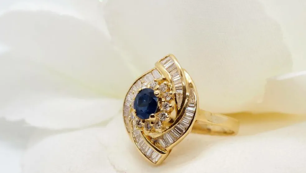 Bague entourage or jaune, saphir et diamants baguettes