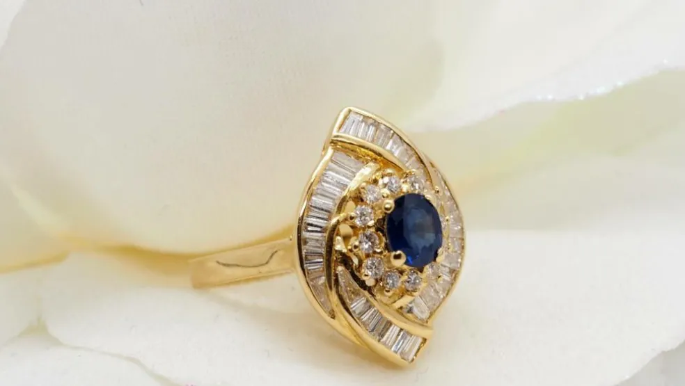 Bague entourage or jaune, saphir et diamants baguettes