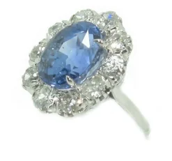 Bague entourage Saphir de Ceylan ovale et diamant