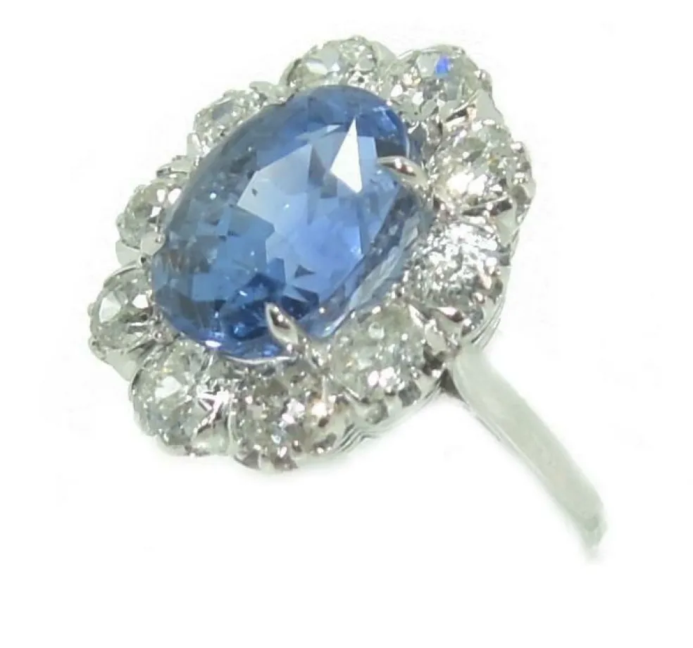 Bague entourage Saphir de Ceylan ovale et diamant