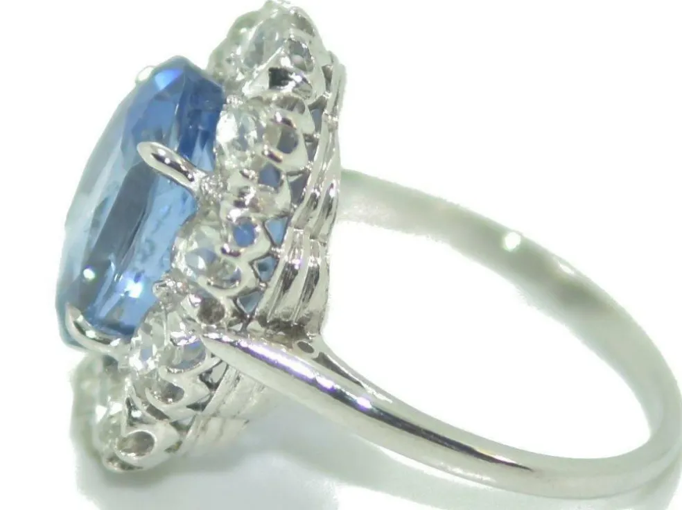 Bague entourage Saphir de Ceylan ovale et diamant