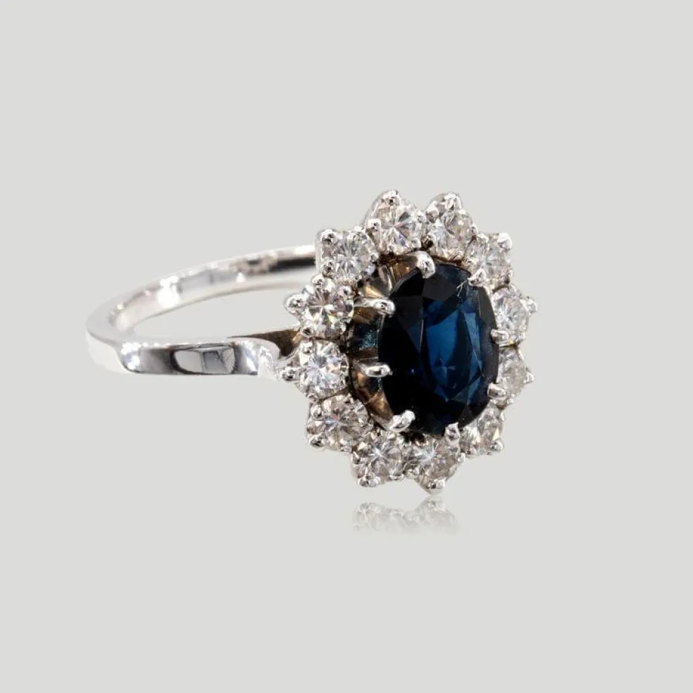 Bague entourage saphir diamants