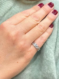 Bague entrelacée en or blanc, et diamants