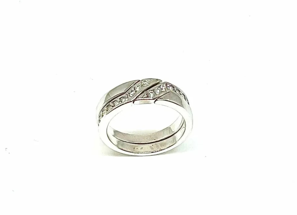 Bague entrelacée en or blanc, et diamants