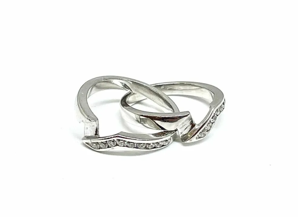 Bague entrelacée en or blanc, et diamants