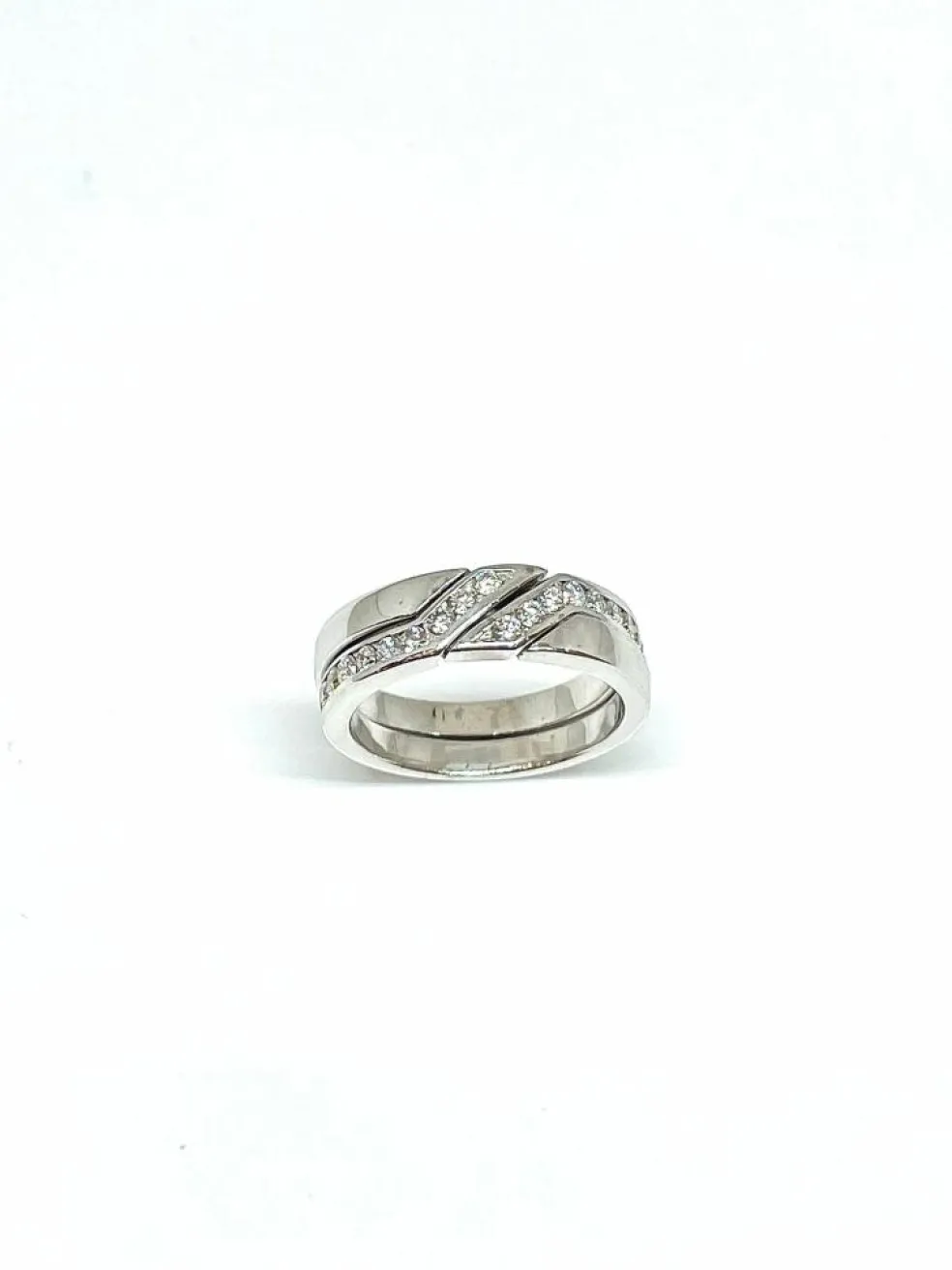 Bague entrelacée en or blanc, et diamants