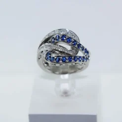 Bague entrelacée saphirs et diamants