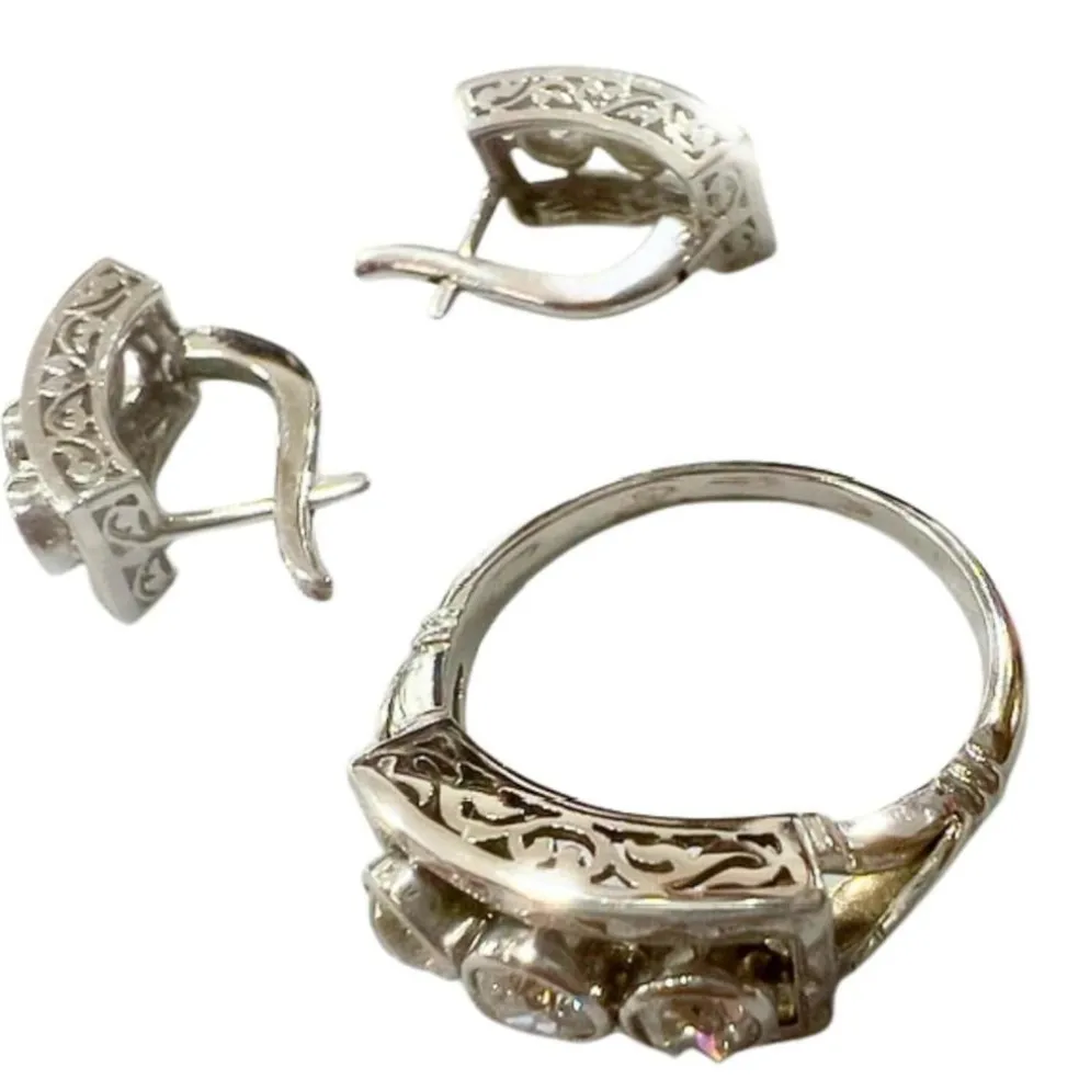 Bague et boucles d'oreilles en or 18 carats serties de diamants anciens