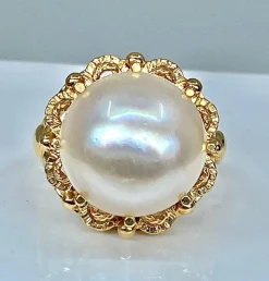 Bague et boucles d’oreilles or jaune et perles mabé