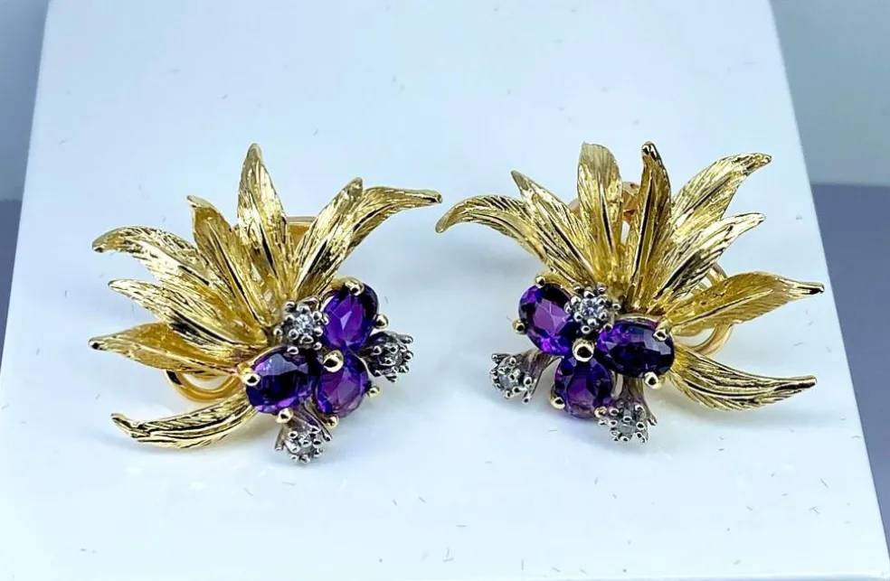 Bague et boucles d’oreilles en or 18 carats, améthystes et diamants