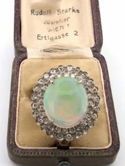 Bague exceptionnelle en or jaune avec opale Harlequin et diamants