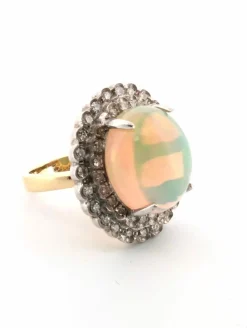 Bague exceptionnelle en or jaune avec opale Harlequin et diamants