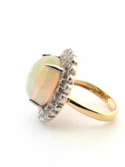 Bague exceptionnelle en or jaune avec opale Harlequin et diamants
