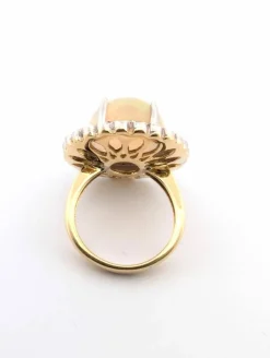 Bague exceptionnelle en or jaune avec opale Harlequin et diamants