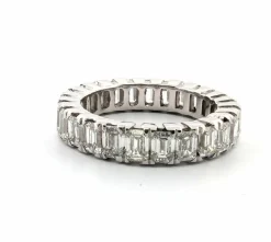 Bague exclusive en or blanc avec diamants taille baguette