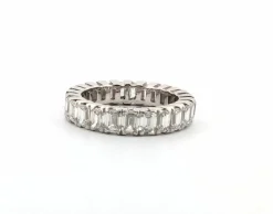Bague exclusive en or blanc avec diamants taille baguette