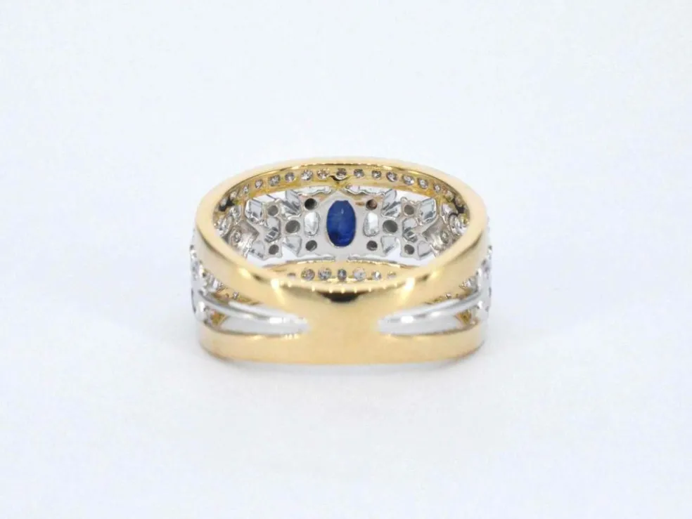 Bague exclusive en or sertie de diamants et d'un saphir