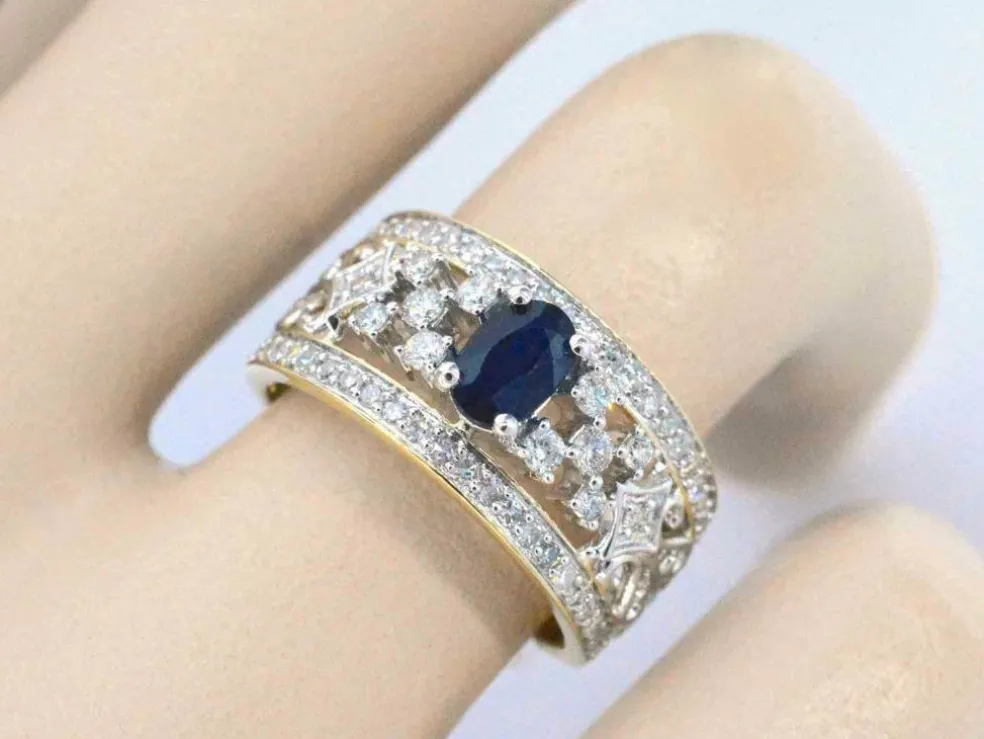 Bague exclusive en or sertie de diamants et d'un saphir