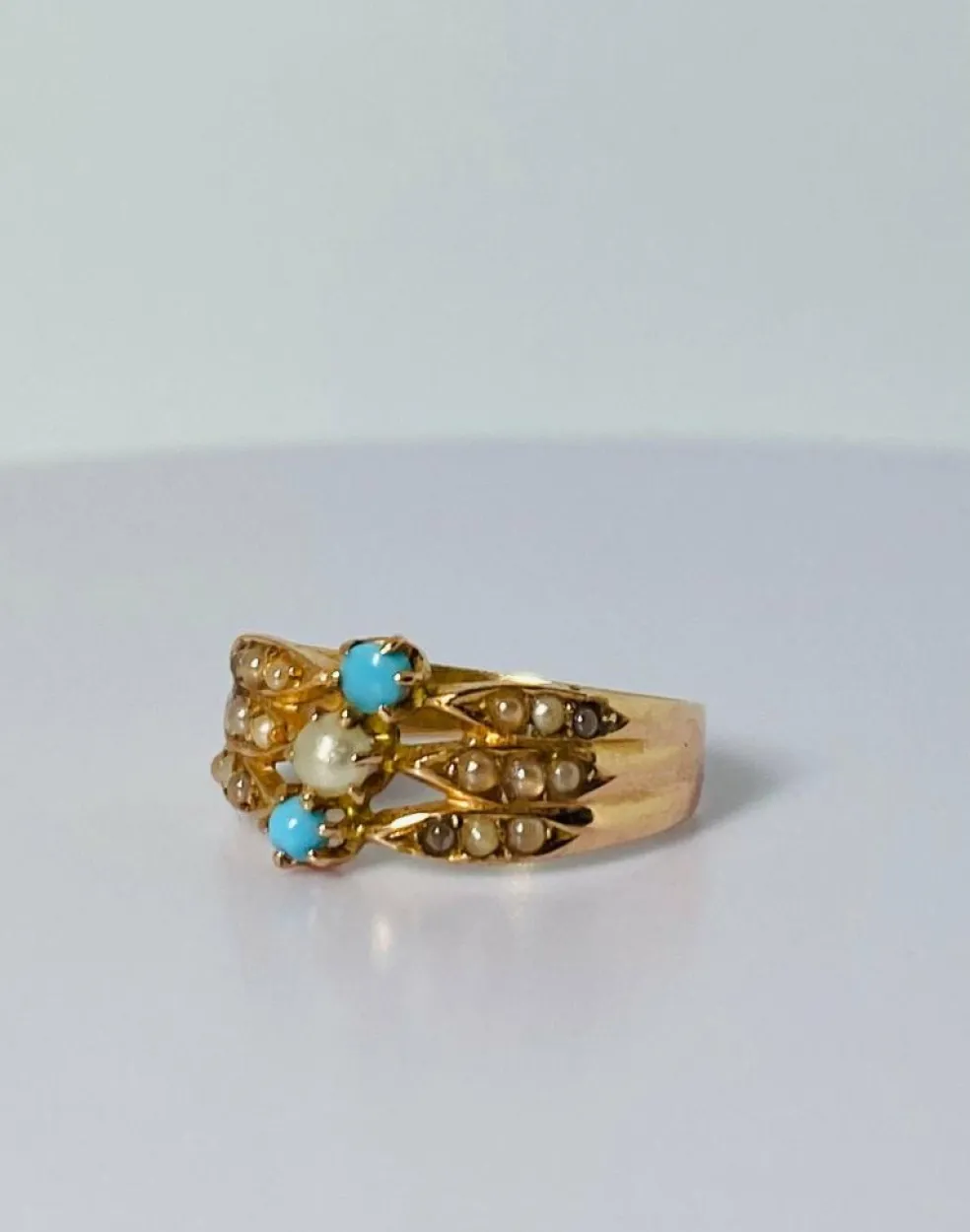 Bague fin XIXè en or rose avec turquoise et perles de rocaille