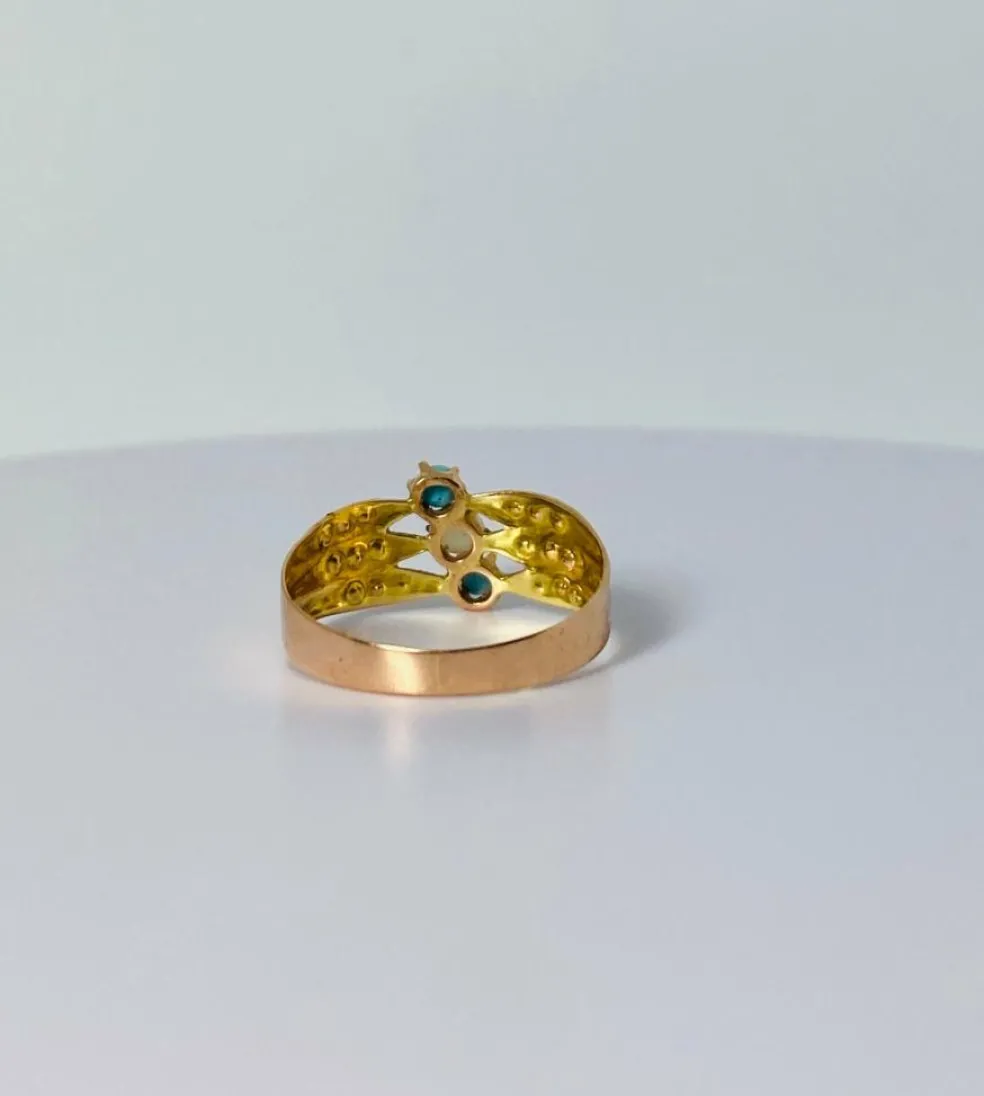 Bague fin XIXè en or rose avec turquoise et perles de rocaille