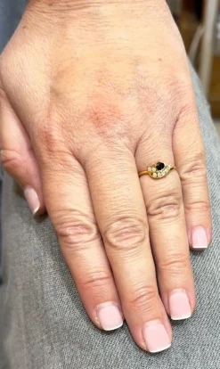 Bague fine 7 diamants et 1 saphir, or jaune