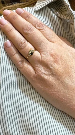 Bague fine 7 diamants et 1 saphir, or jaune