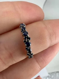 Bague fine demi alliance saphir bleu