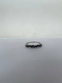 Bague fine demi alliance saphir bleu