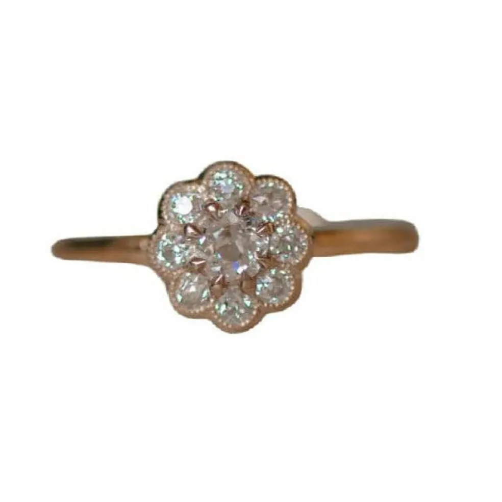 Bague fleur ancienne en or jaune, diamants