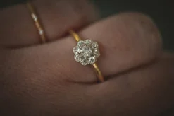 Bague fleur ancienne en or jaune, diamants