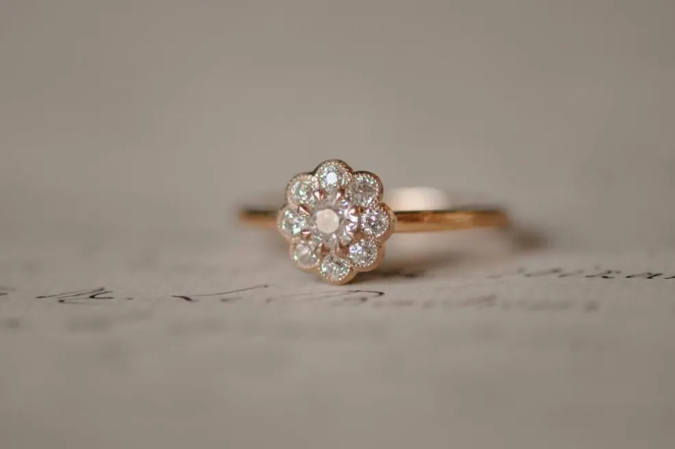 Bague fleur ancienne en or jaune, diamants