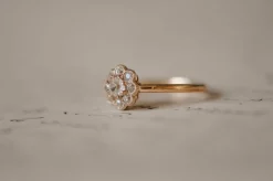 Bague fleur ancienne en or jaune, diamants