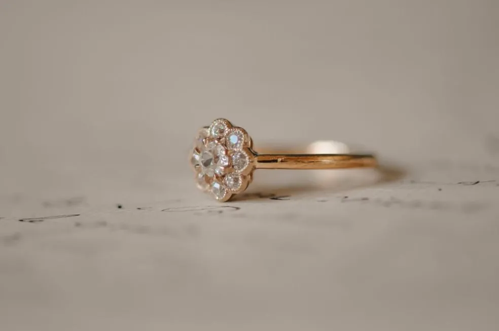 Bague fleur ancienne en or jaune, diamants